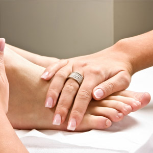Признаки подагры большого пальца ноги у женщин и способы лечения
