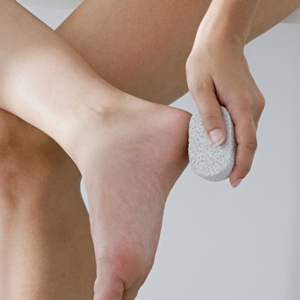 Что вызывает шелушение кожи ног