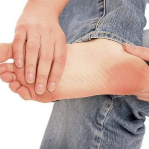 Болевые ощущения между пяткой и носком в ступнях ног